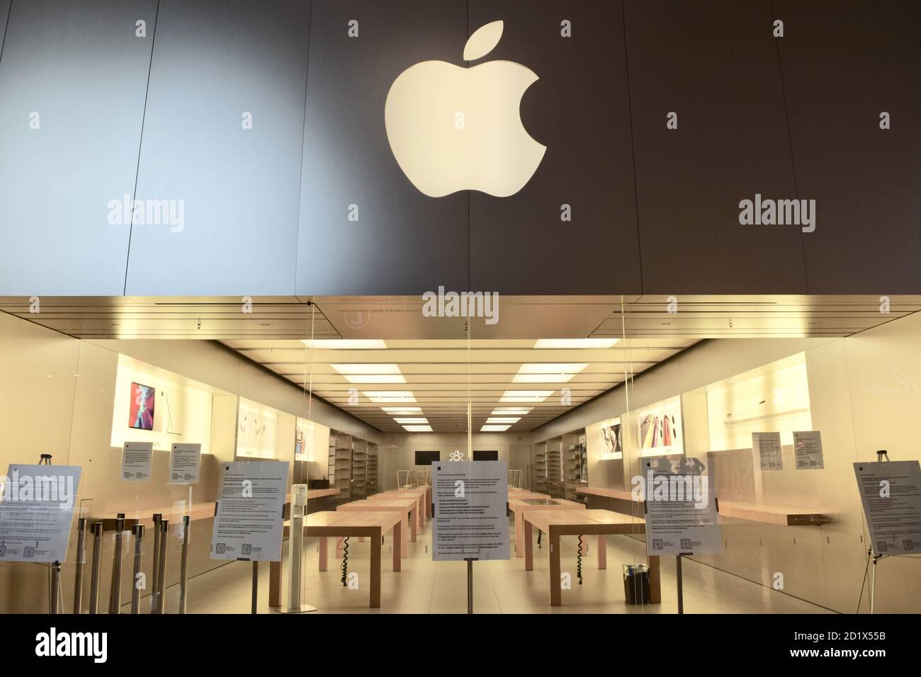 FRESNO, ÉTATS-UNIS - 01 septembre 2020 : une photo de l'extérieur de l'Apple Store fermé dans le Mall en raison de COVID 19 avec des panneaux sur les fenêtres. (Éditorial/Ill Banque D'Images