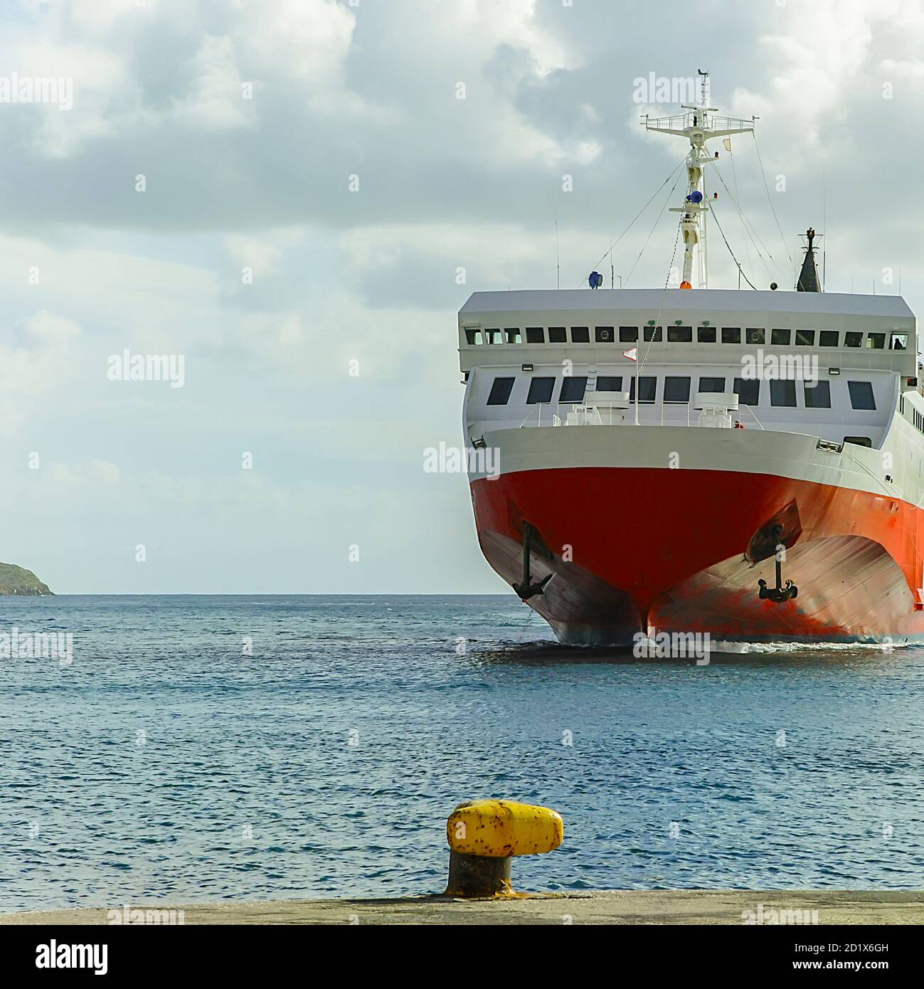 Ferry bateau entrant dans le port . Copier l'espace. Ciel en arrière-plan. Image de stock. Banque D'Images