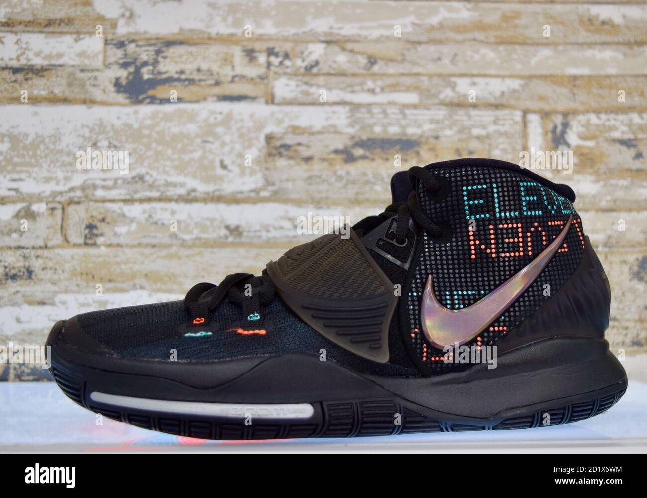 FRESNO, ÉTATS-UNIS - 01 septembre 2020 : une vue latérale Nouvelle  chaussure Nike montante noire avec bande Velcro et logo rose sur le côté  avec éclairage coloré sous la chaussure Photo Stock - Alamy