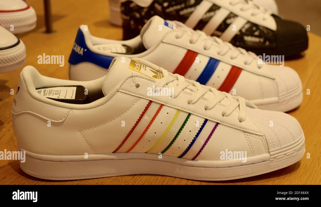 FRESNO, ÉTATS-UNIS - 01 septembre 2020 : une photo des nouvelles chaussures  Adidas pour femmes avec des bandes fines et épaisses de couleur sur les  côtés de la tablette du magasin Photo Stock - Alamy