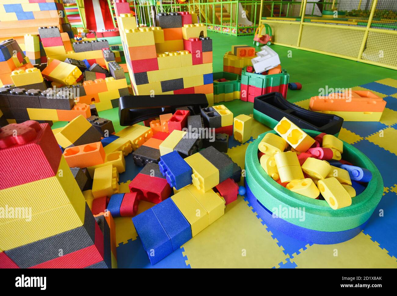 Aire de jeux pour enfants à l'intérieur du parc d'attractions avec jouet  Puzzle pour Jouer / à l'intérieur de la belle aire de jeux pour enfants  jouets en plastique coloré de la
