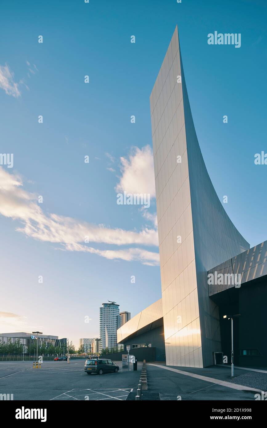 Le Musée impérial de la guerre du Nord, qui représente un globe en ruines, a été le premier bâtiment du Royaume-Uni par Daniel Libeskind. Construit sur un site de bombe, il a été achevé en 2002 à Salford Quays, Manchester, Angleterre, Royaume-Uni. Banque D'Images