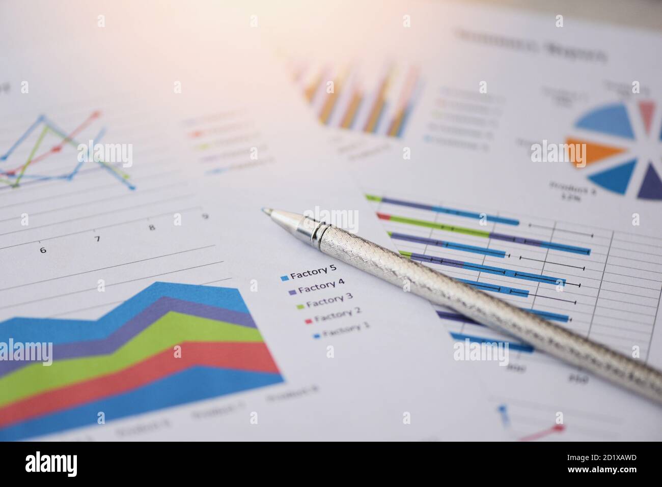 Rapport sommaire dans le cercle des statistiques graphique à secteurs sur le commerce du papier Documentez le graphique financier et le graphique avec le rapport PEN/Business graphique préparation des graphiques c Banque D'Images