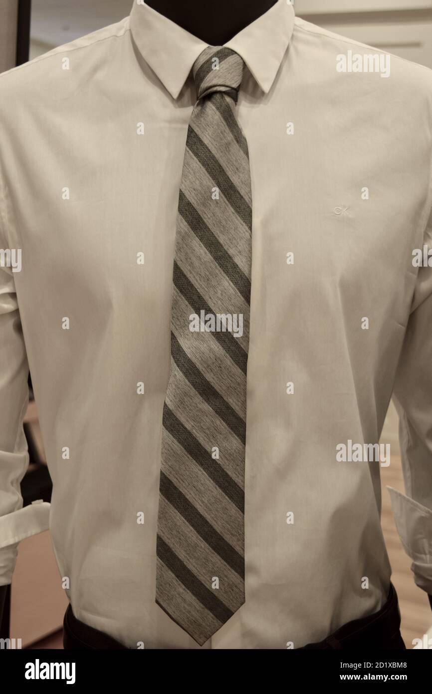 Photo verticale d'une chemise blanche unie à rayures cravate grise sur un  mannequin Photo Stock - Alamy