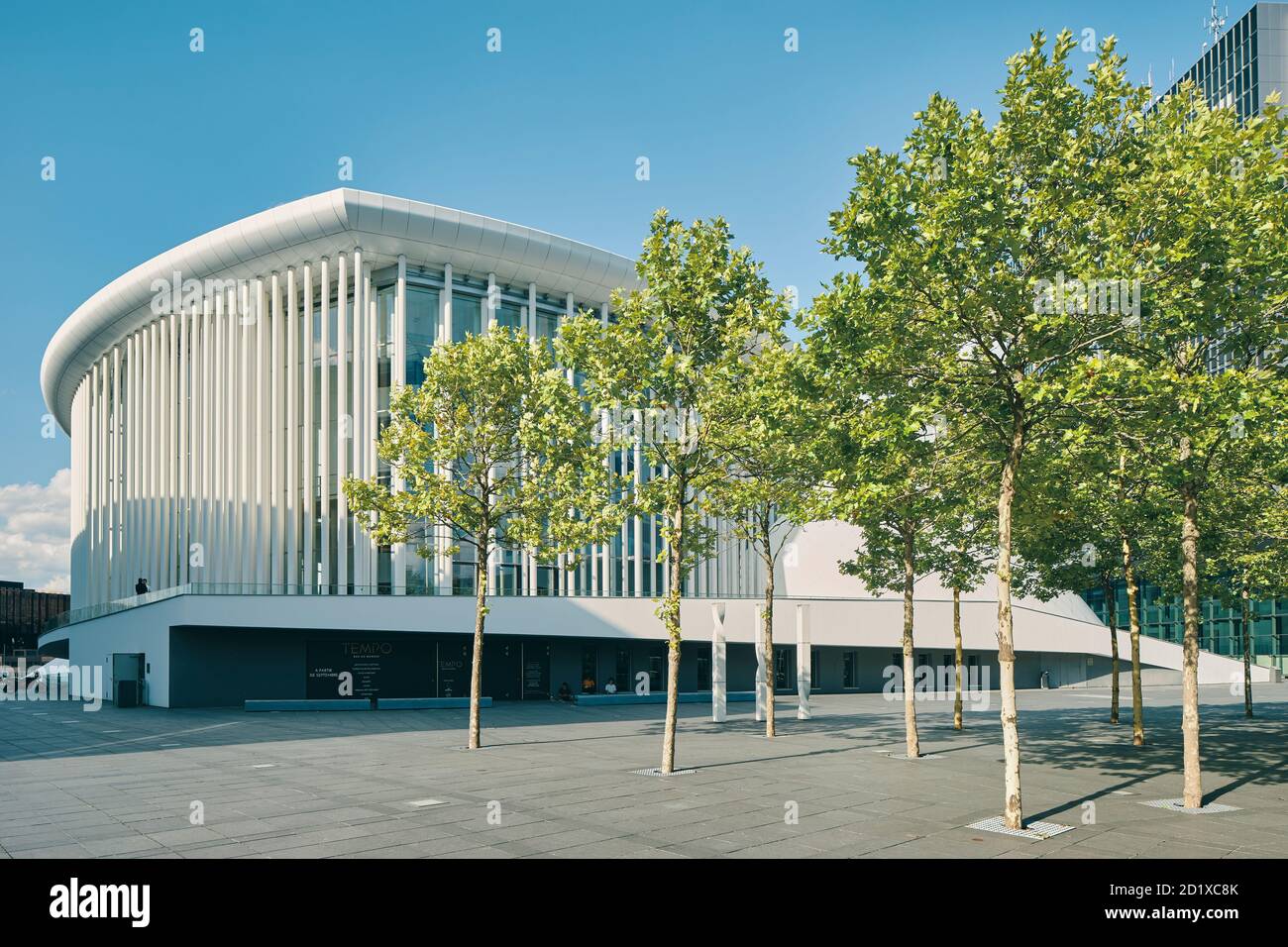 La Philharmonie du plateau de Kirchberg, au Luxembourg, est située au centre d'une place triangulaire entourée de bureaux administratifs de l'UE. Il est composé de 823 colonnes minces en acier blanc, disposées en trois ou quatre rangées. Terminé en 2005. Banque D'Images