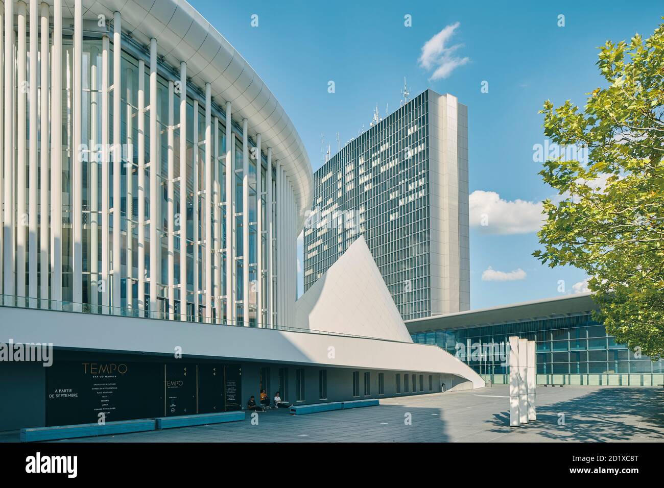 La Philharmonie du plateau de Kirchberg, au Luxembourg, est située au centre d'une place triangulaire entourée de bureaux administratifs de l'UE. Il est composé de 823 colonnes minces en acier blanc, disposées en trois ou quatre rangées. Terminé en 2005. Banque D'Images