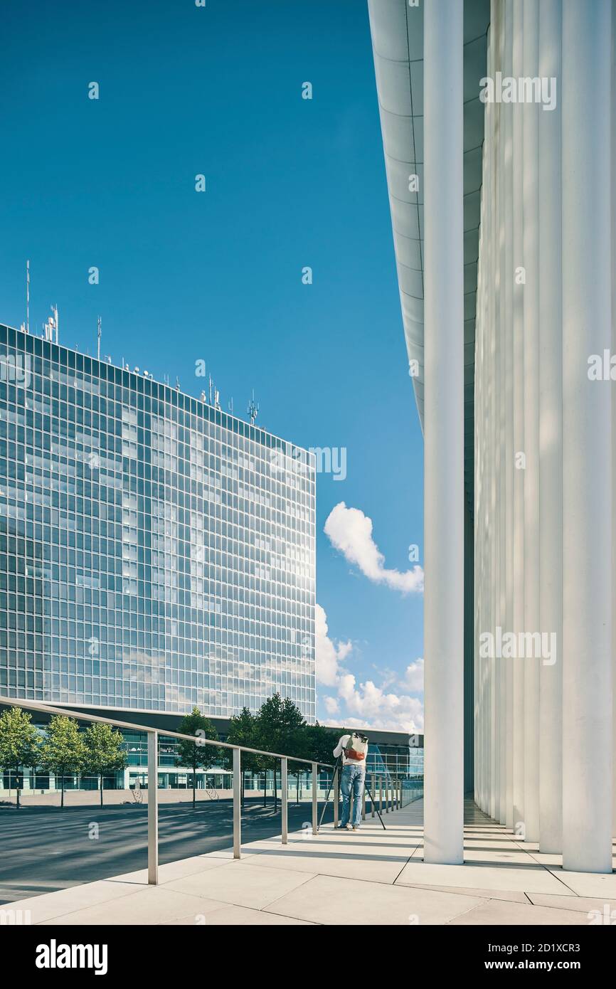 Le Centre européen des congrès de Luxembourg, un espace très polyvalent et multifonctionnel de 38 chambres réparties sur 3 étages et 2 mezzanines, se trouve à côté de la Philharmonie Luxembourg, achevée en 2011 sur le plateau de Kirchberg, au Luxembourg. Banque D'Images