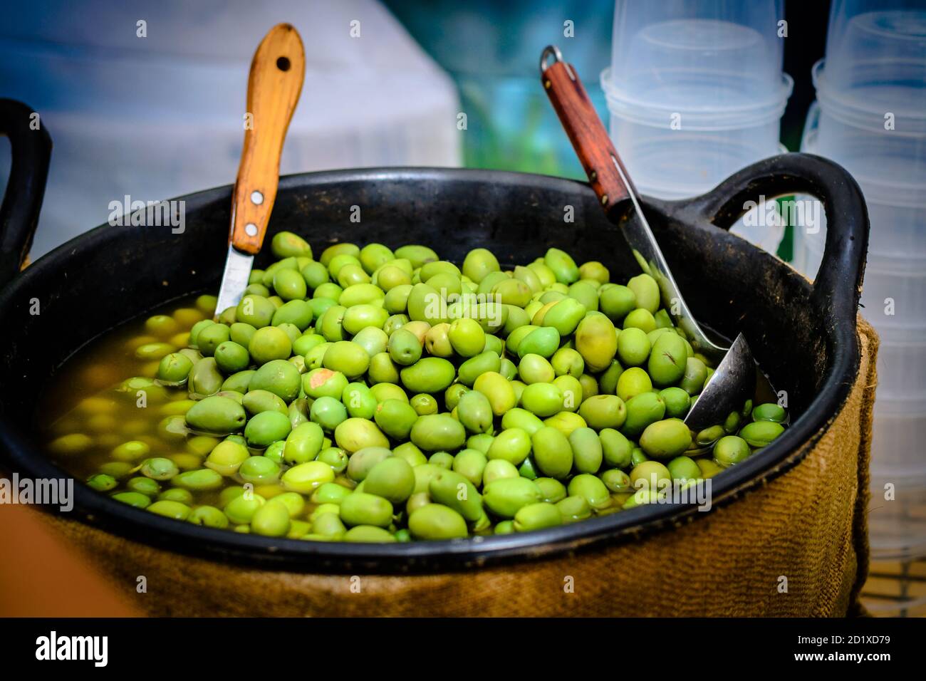 Olives vertes marinées au marché. Banque D'Images