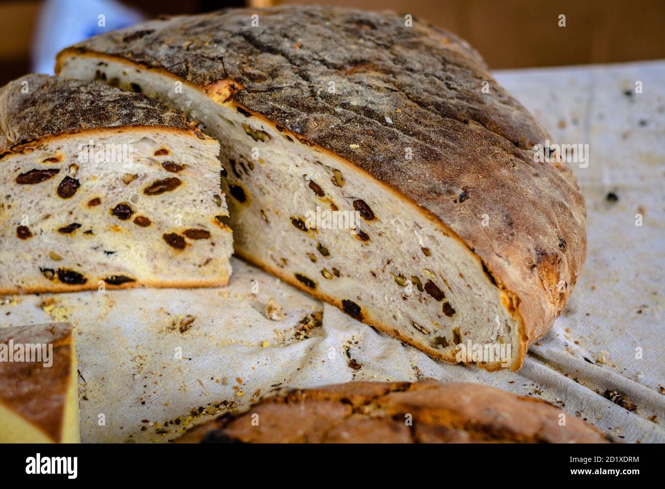 Pain intégral avec olives à l'intérieur. Banque D'Images