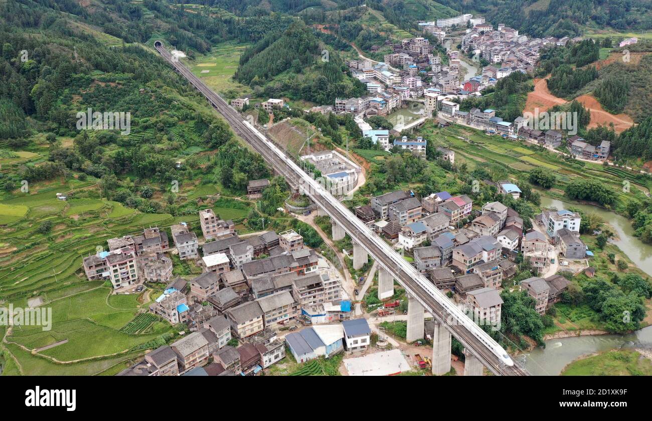 Liuzhou. 4 octobre 2020. La photo aérienne prise le 4 octobre 2020 montre le chemin de fer à grande vitesse Guiyang-Guangzhou dans le comté autonome de Sanjiang Dong, dans la ville de Liuzhou, dans la région autonome de Guangxi Zhuang, au sud de la Chine. Depuis la mise en service du chemin de fer à grande vitesse Guiyang-Guangzhou en 2014, Sanjiang a fait tout son possible pour stimuler l'économie par le tourisme. Credit: Gong Pukang/Xinhua/Alay Live News Banque D'Images