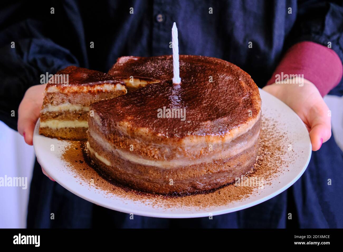 Femme Tenant Un Gateau Au Chocolat Main De Fille Avec Une Assiette Sur Laquelle Deposer Les Gateaux Bougie Non Eclairee Sur Le Gateau D Anniversaire Pendant Un An Photo Stock Alamy