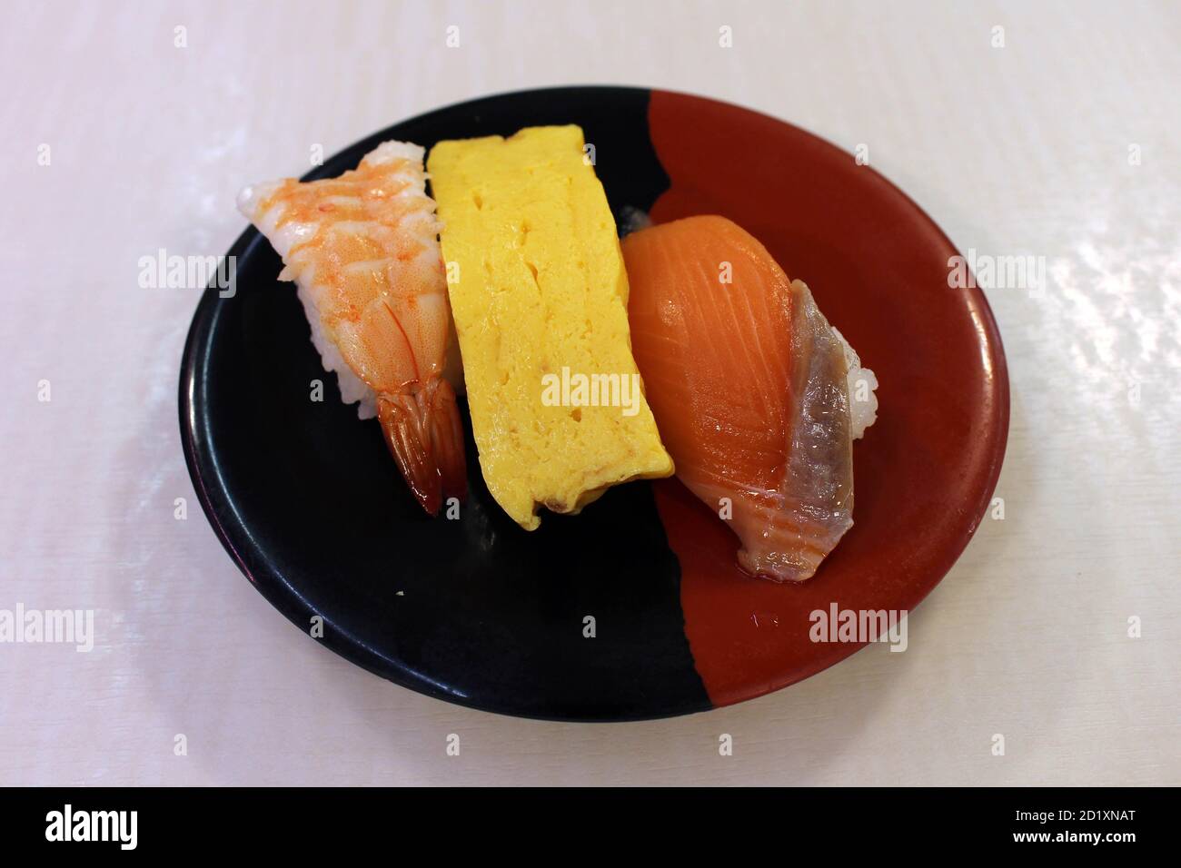 Ensemble de sushis nigiri ebi (crevettes ou crevettes), poisson et œuf. Banque D'Images