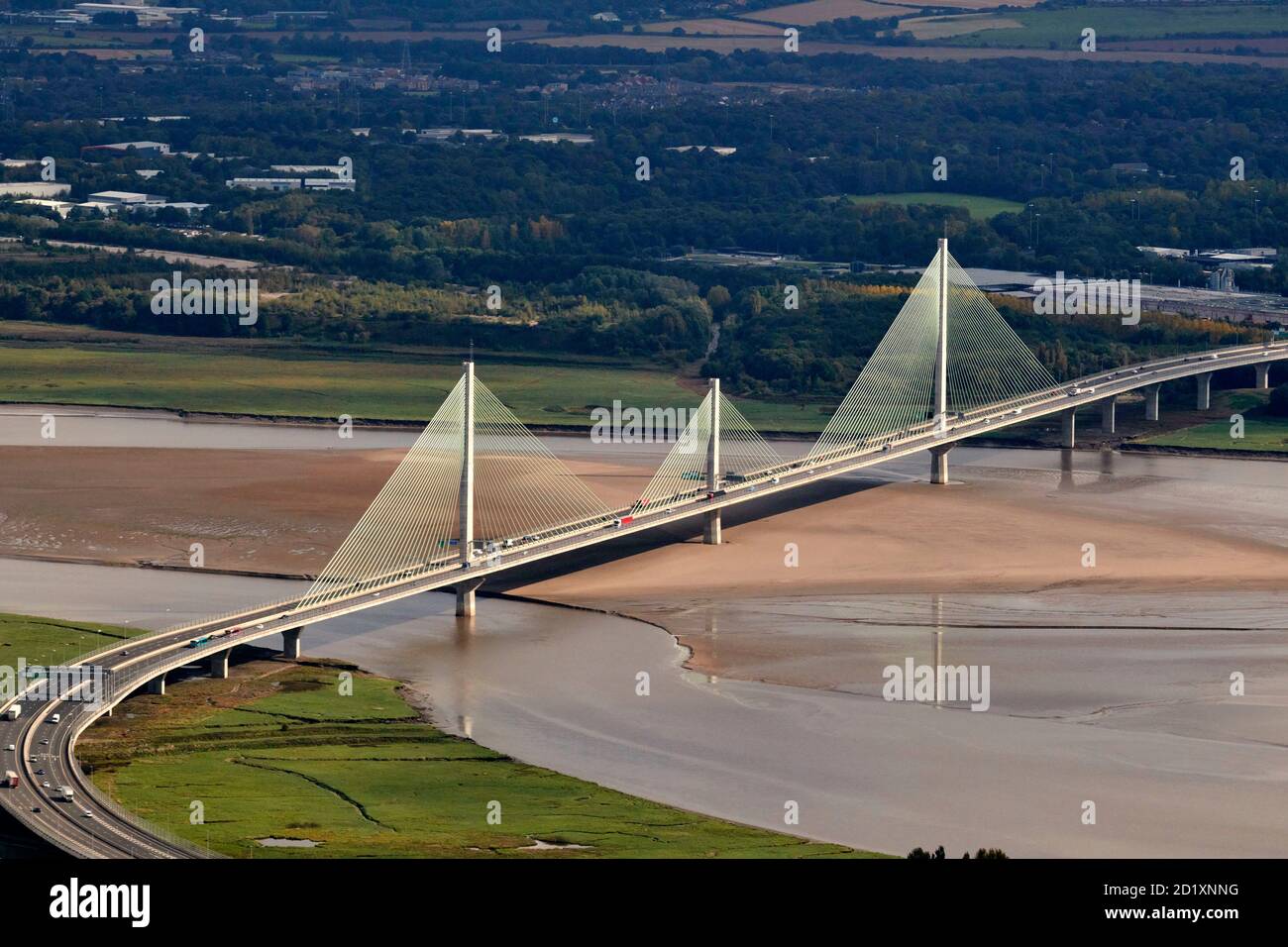 Une vue aérienne de l'estuaire de Mersey et des ponts de Runcorn, nouveaux et anciens, nord-ouest de l'Angleterre, Royaume-Uni Banque D'Images