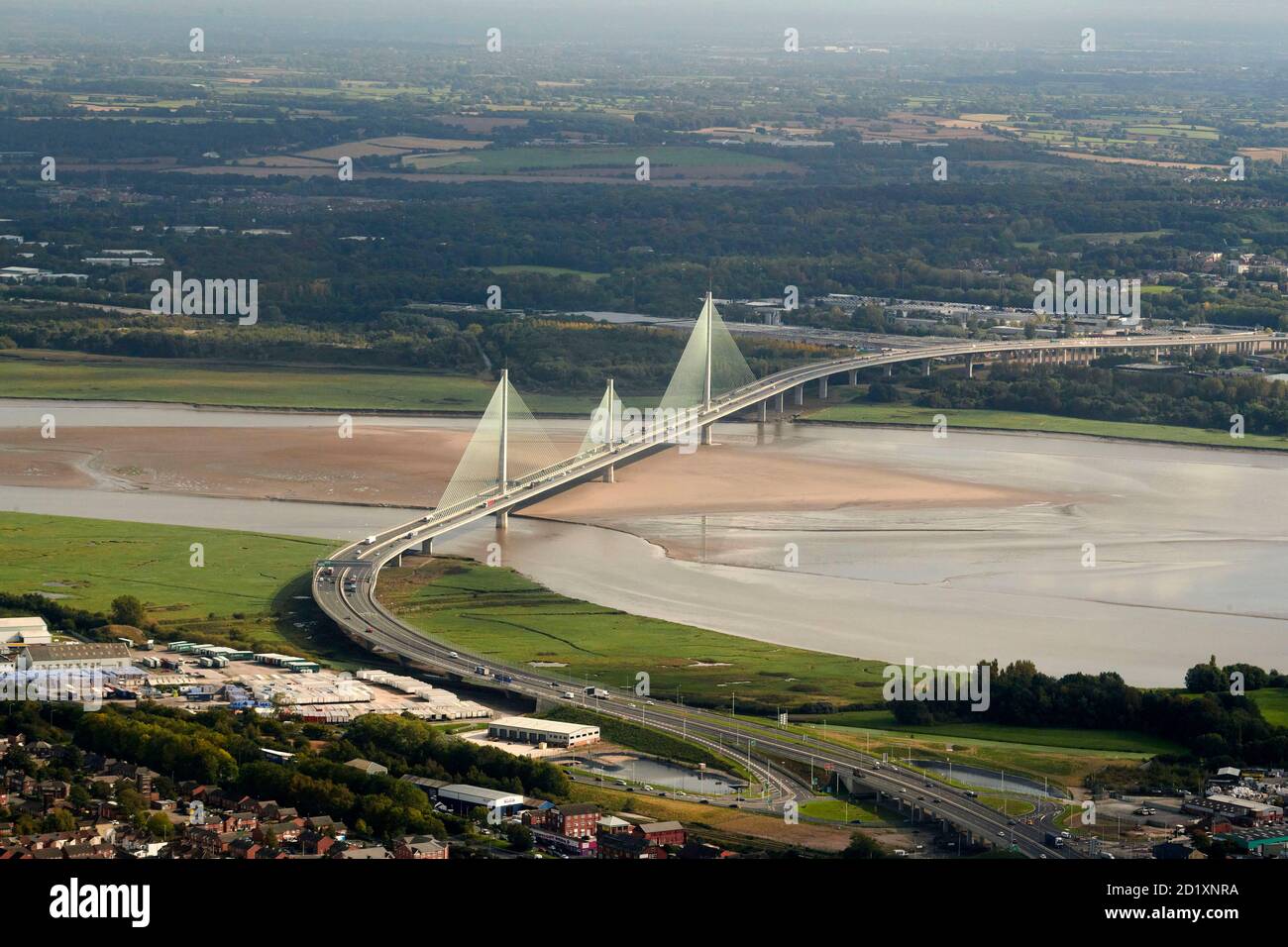 Vue aérienne de l'estuaire de Mersey et du nouveau pont Runcorn, nord-ouest de l'Angleterre, Royaume-Uni Banque D'Images