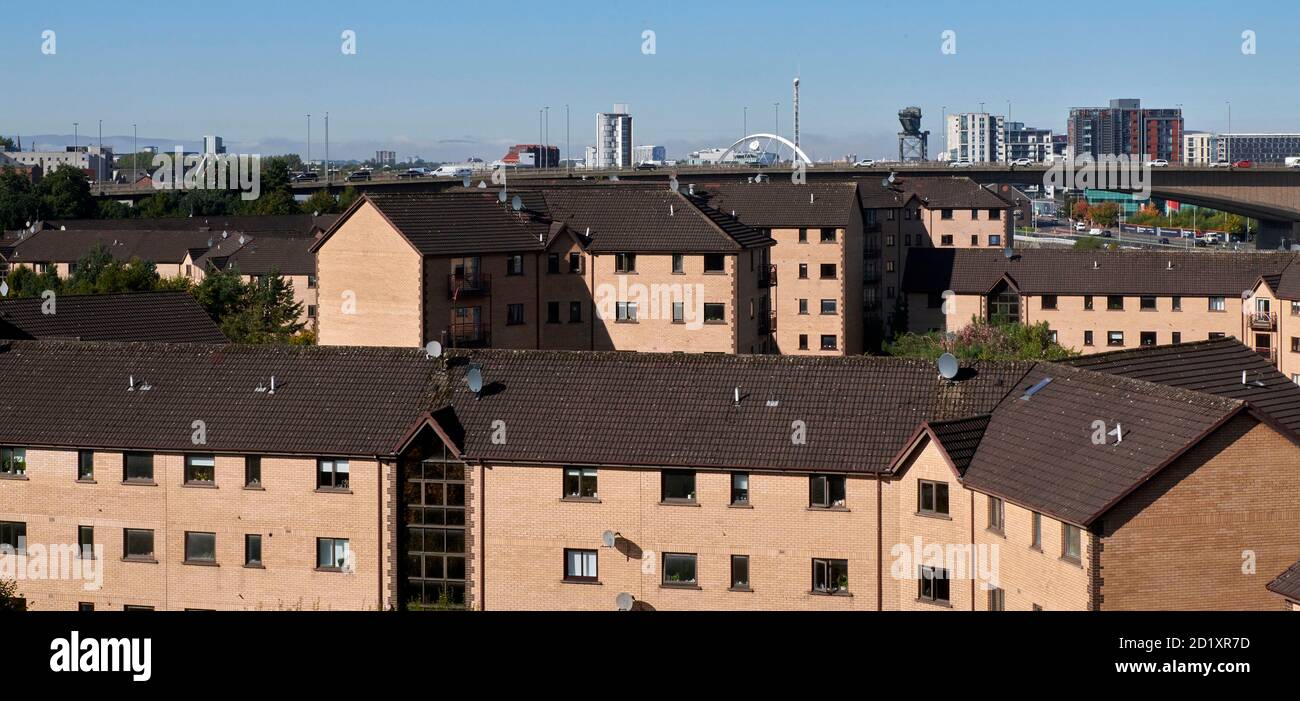 Vue sur les toits de logements sociaux vers le Clyde, à Tradestone, Glasgow, Central Scotland, Royaume-Uni Banque D'Images