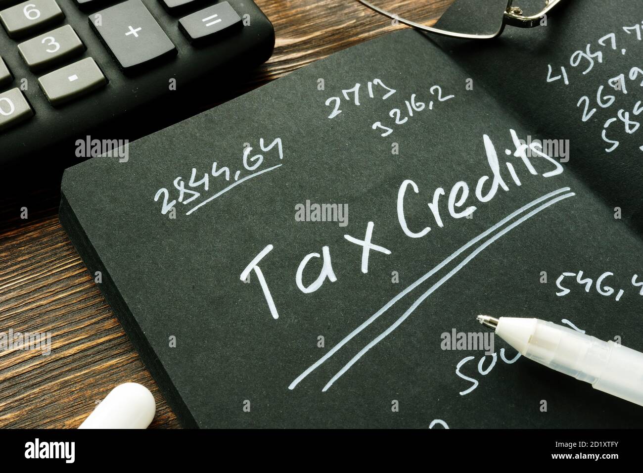 Inscription aux crédits d'impôt et page avec calculs financiers. Banque D'Images