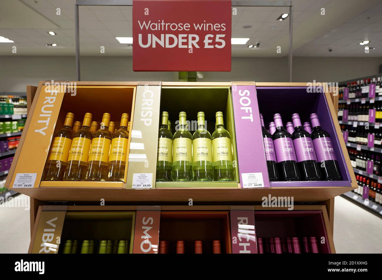 Exposition de vin magasin de vente au détail de Waitrose à Horesham, dans le sud-est de l'Angleterre, au Royaume-Uni Banque D'Images
