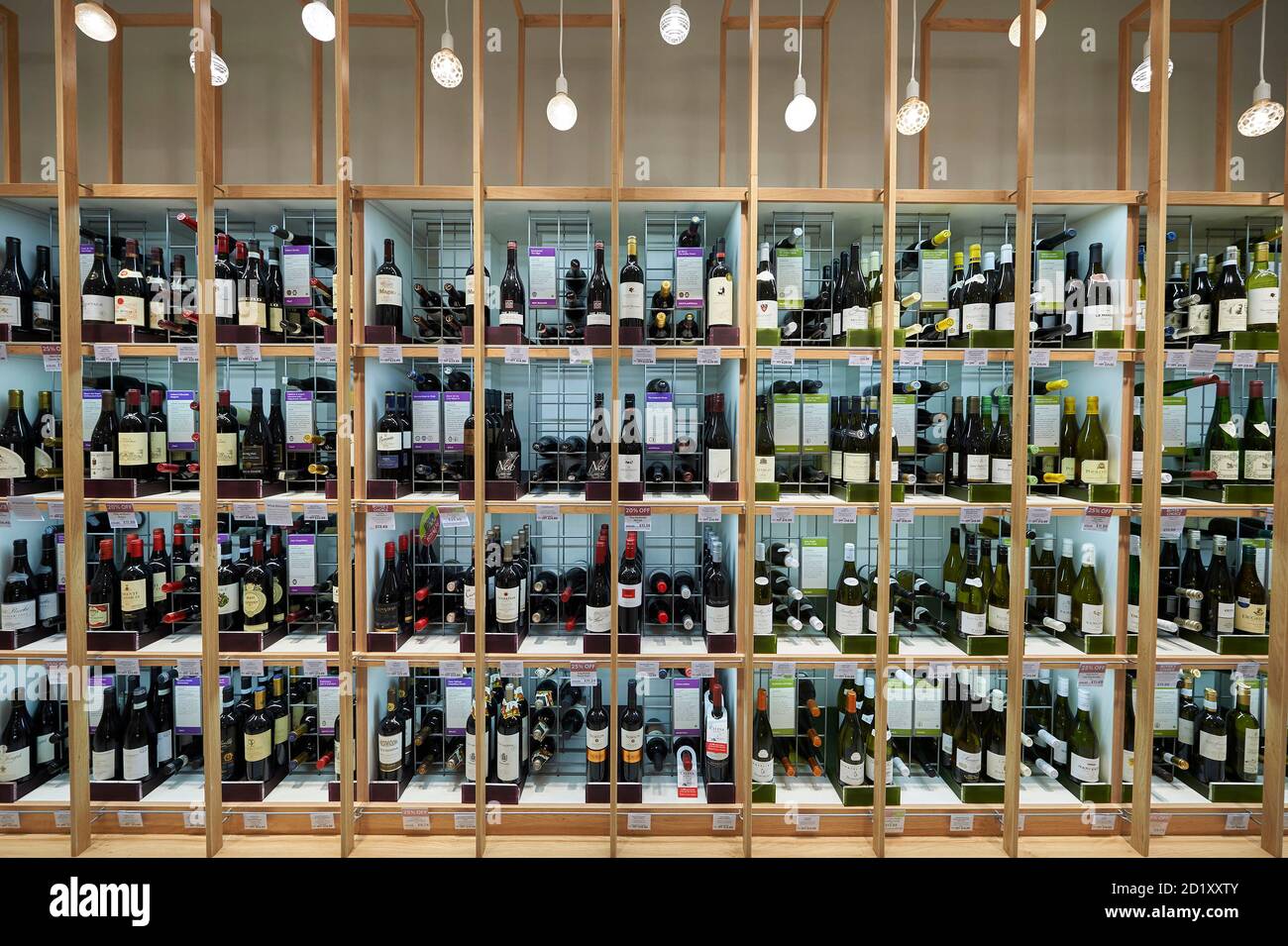 Exposition de vin au magasin de détail de Waitrose à Horesham, dans le sud-est de l'Angleterre, au Royaume-Uni Banque D'Images