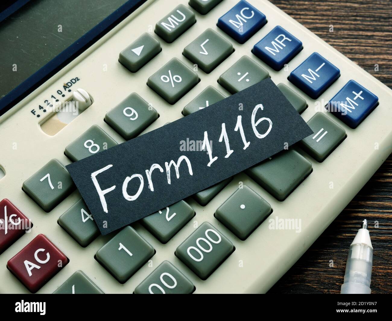 Formulaire 1116 irs manuscrit sur la feuille noire. Banque D'Images