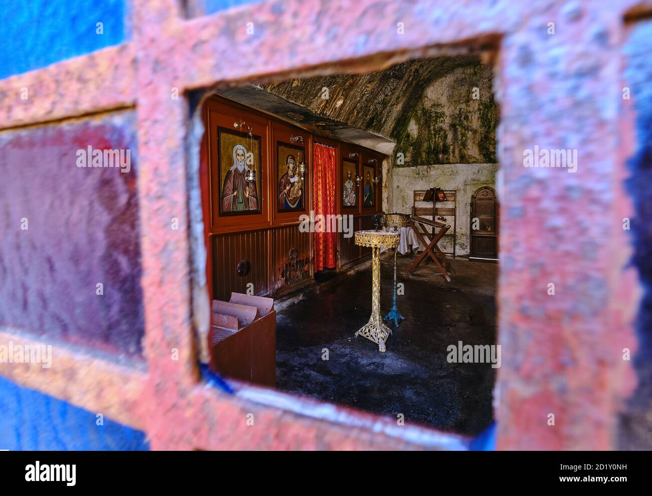 Intérieur de l'église orthodoxe grotte de St Jean l'Hermite dans le monastère abandonné de Katholiko, Crète, Grèce. Prise de vue à travers la fenêtre ouverte. Mise au point sélective. Banque D'Images