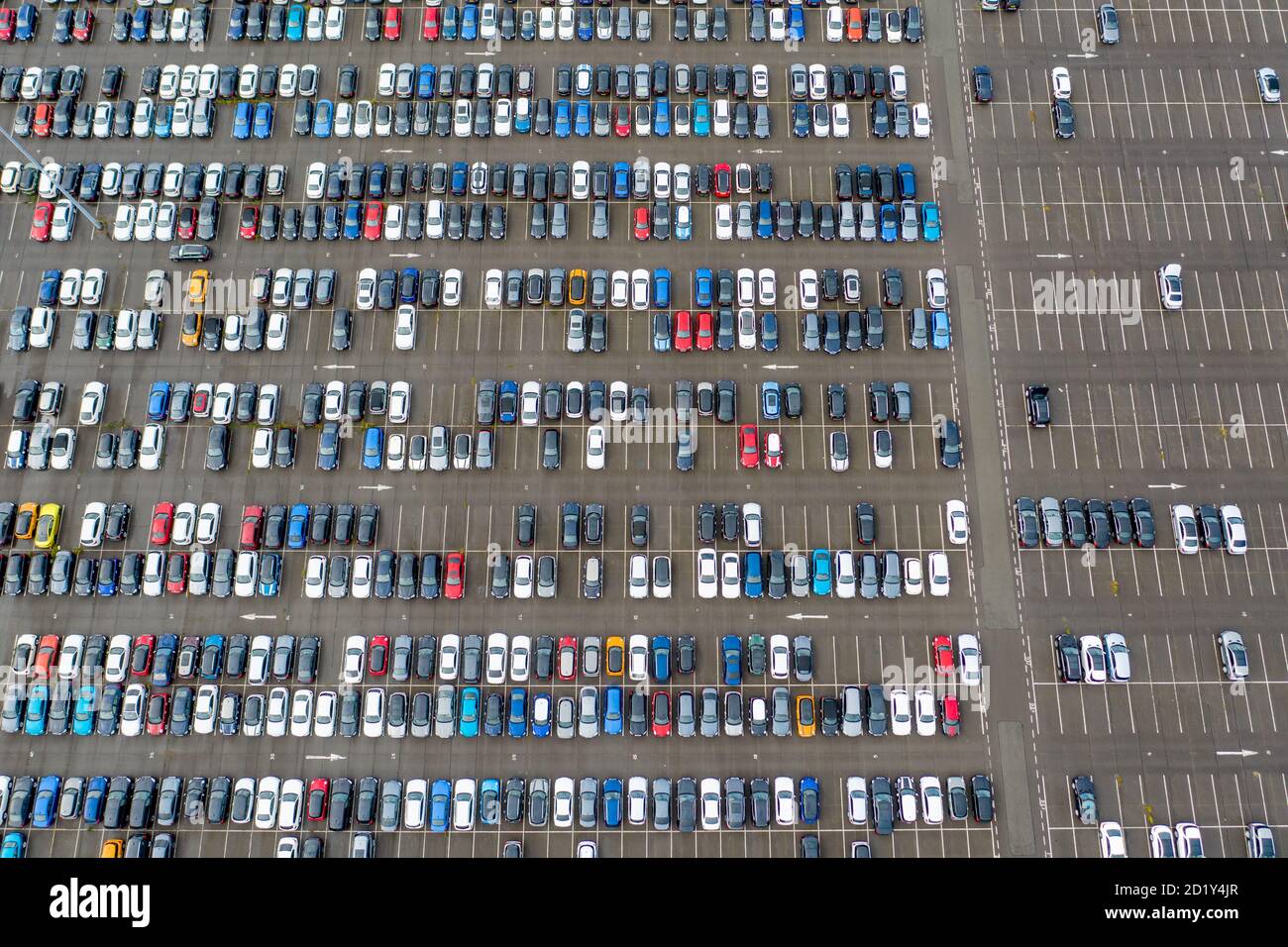 Une photo datée du 5 octobre montre de nouvelles voitures en entreposage à Corby, dans le Northamptonshire, lundi matin. Les voitures finiront par se rendre dans les salles d'exposition à travers le pays. Elle a été annoncée aujourd'hui l'industrie automobile s'attend à 21.2 milliards de livres sterling de ventes perdues cette année. L'industrie automobile prévoit une baisse globale de -30,6 % du marché d'ici la fin de l'année, ce qui équivaut à quelque 21.2 milliards de livres sterling de ventes perdues C en raison de la pandémie du coronavirus, elle a été révélée aujourd'hui (mon). La nouvelle vient après que le marché des voitures neuves au Royaume-Uni a diminué de -4,4 % en septembre, selon les chiffres publiés aujourd'hui (mon) par la Société de l'automobile M. Banque D'Images