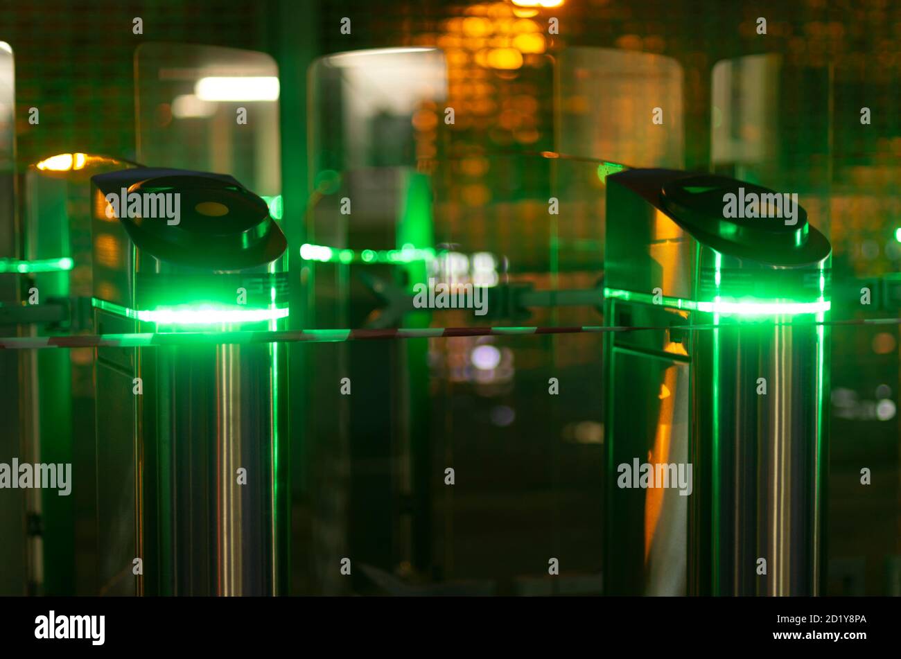 Scène nocturne avec deux tourniquets avec éclairage LED vert sans personnes à la gare Banque D'Images