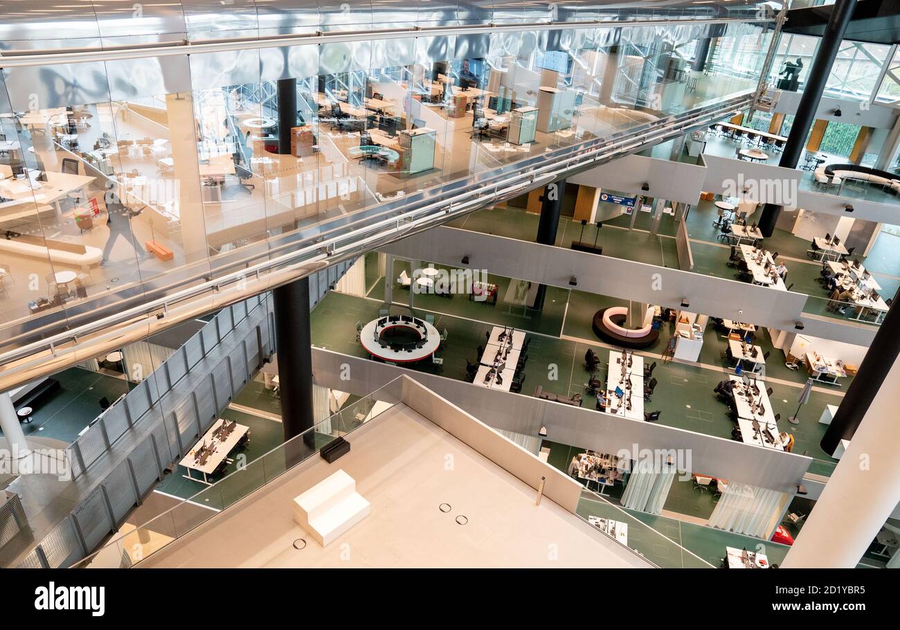 Berlin, Allemagne. 06e octobre 2020. La photo montre les unités de bureau dans le nouveau bâtiment Axel Springer le matin, peu avant l'ouverture officielle en présence du Président fédéral. Credit: Kay Nietfeld/dpa/Alay Live News Banque D'Images
