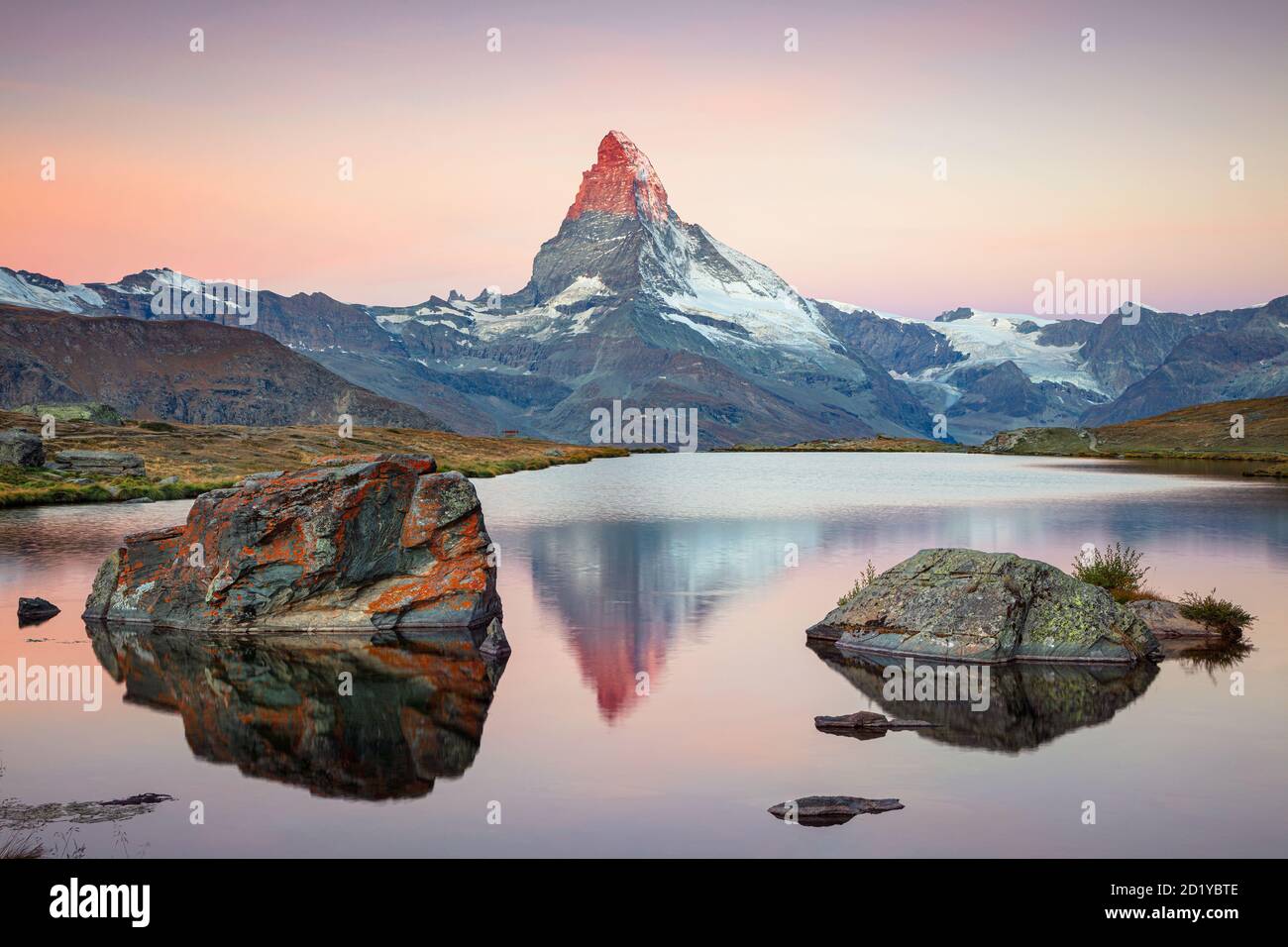 Cervin, Alpes Suisses. Image paysage des Alpes Suisses avec Stellisee et Cervin en arrière-plan pendant le lever du soleil. Banque D'Images