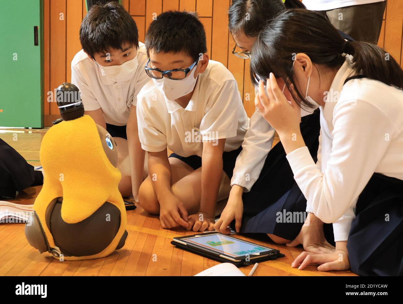 Tokyo, Japon. 6 octobre 2020. Les enfants de sixième année de l'école élémentaire Ouji-daini apprennent la programmation pour faire fonctionner un robot de communication LOVOT, développé par Groove X en utilisant une tablette à leur école à Tokyo le mardi 6 octobre 2020. Le Japon a commencé des cours de programmation informatique dans les écoles primaires compulsorly à partir de cette année pour construire les bases de la technologie de l'information. Credit: Yoshio Tsunoda/AFLO/Alay Live News Banque D'Images
