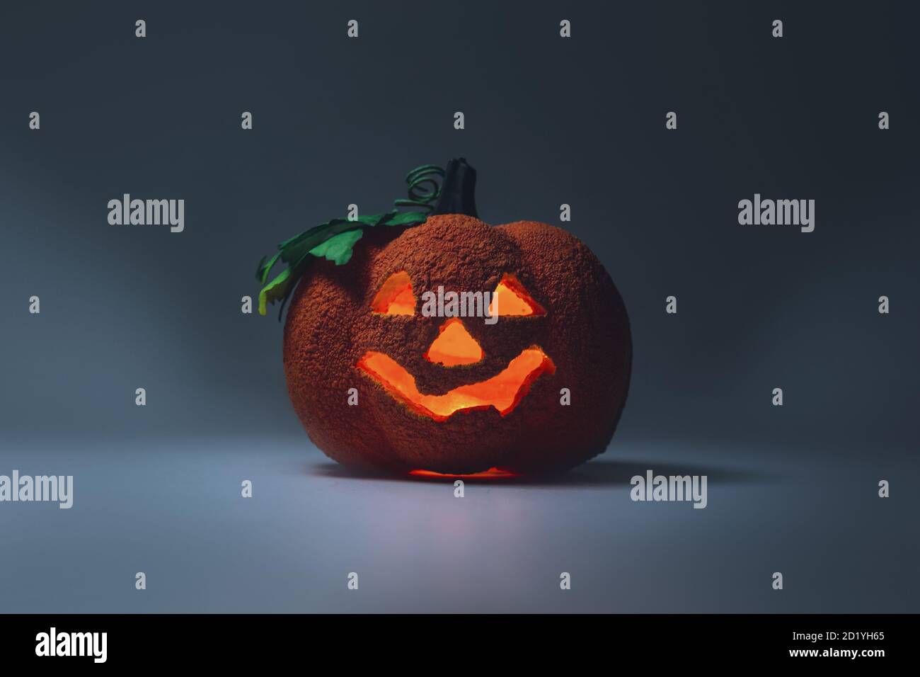 Vue rapprochée de la fausse citrouille d'Halloween effrayante sur fond sombre. Bonne citrouille d'Halloween sur fond sombre. Tête de cric Banque D'Images