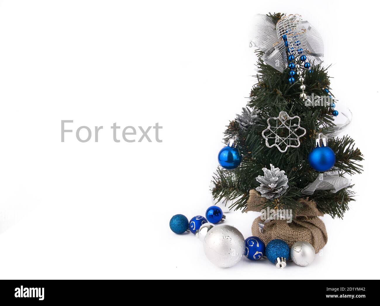 Fond de Noël avec arbre du nouvel an et décorations blanc-bleu Banque D'Images