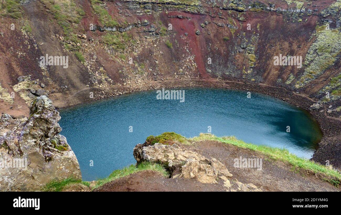 Incroyable cratère volcanique lac Kerid en Islande. Belle eau bleue calme. Paysage islandais naturel. Falaise pittoresque avec mousse verte. Cercle d'or. Banque D'Images