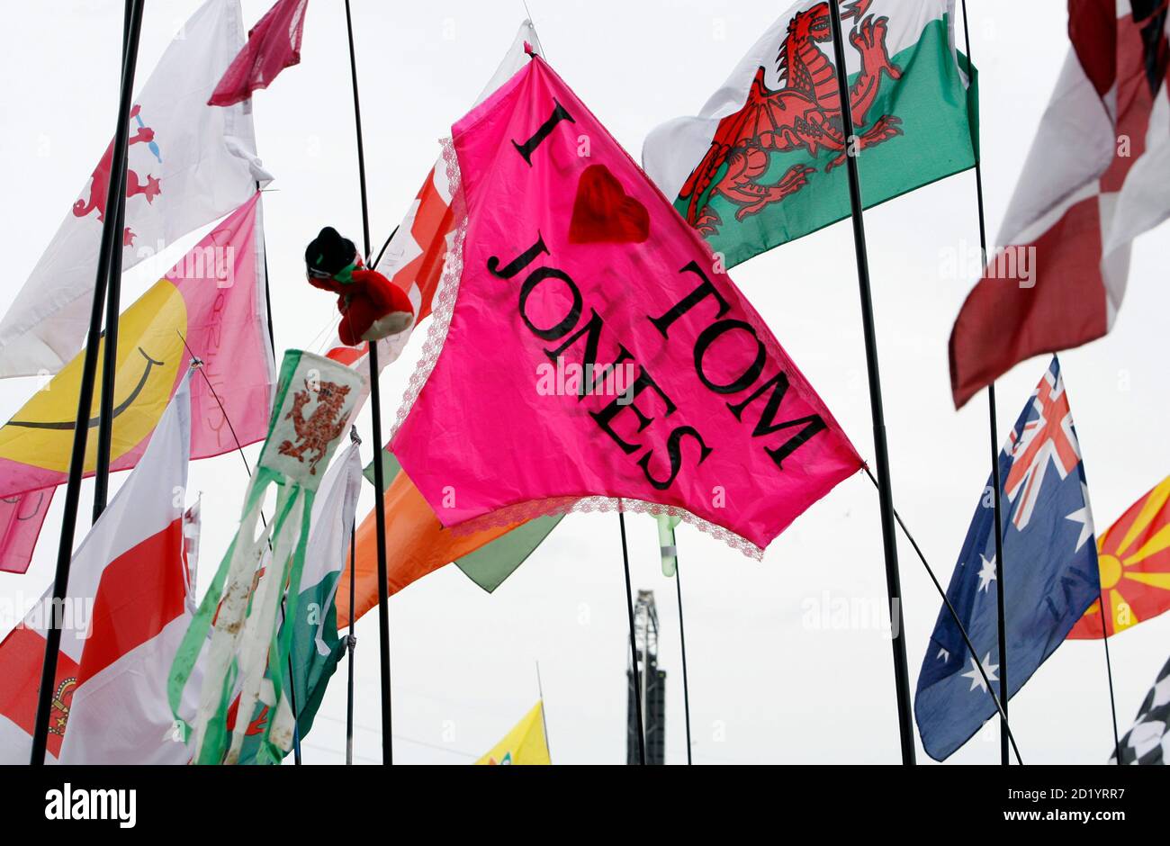 Une culotte géante en forme de drapeau avec le slogan « I love Tom Jones »  vole parmi d'autres drapeaux lors de la représentation du chanteur  britannique Tom Jones au Glastonbury Festival