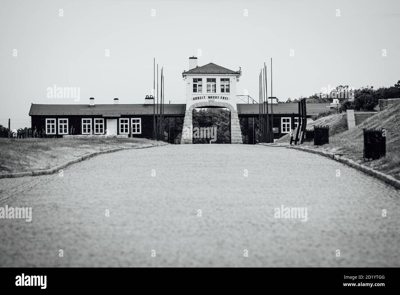 ROGOZNICA, POLOGNE - 31 JUILLET 2020. La porte d'entrée du camp allemand de concentration nazi Gross-Rosen de la Seconde Guerre mondiale Banque D'Images