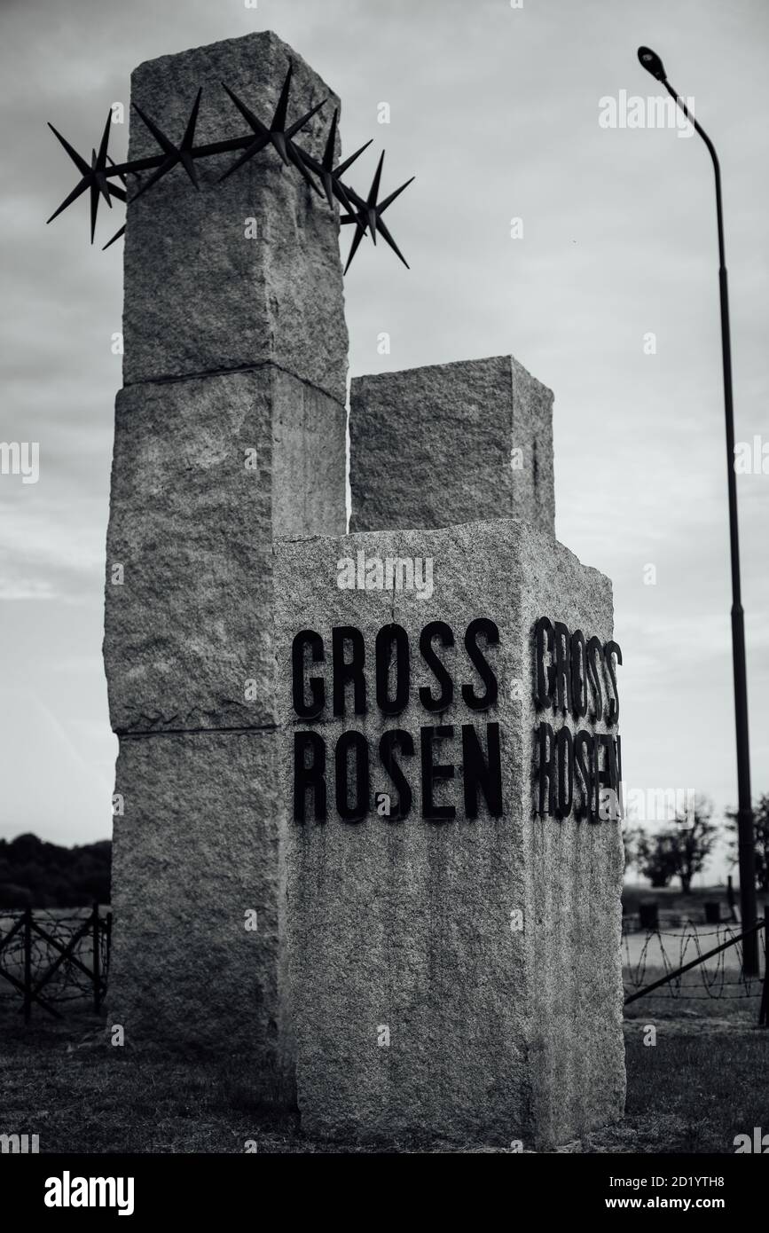 ROGOZNICA, POLOGNE - 31 JUILLET 2020. L'inscription sur le monument dans le camp allemand de concentration nazi Gross-Rosen. Banque D'Images