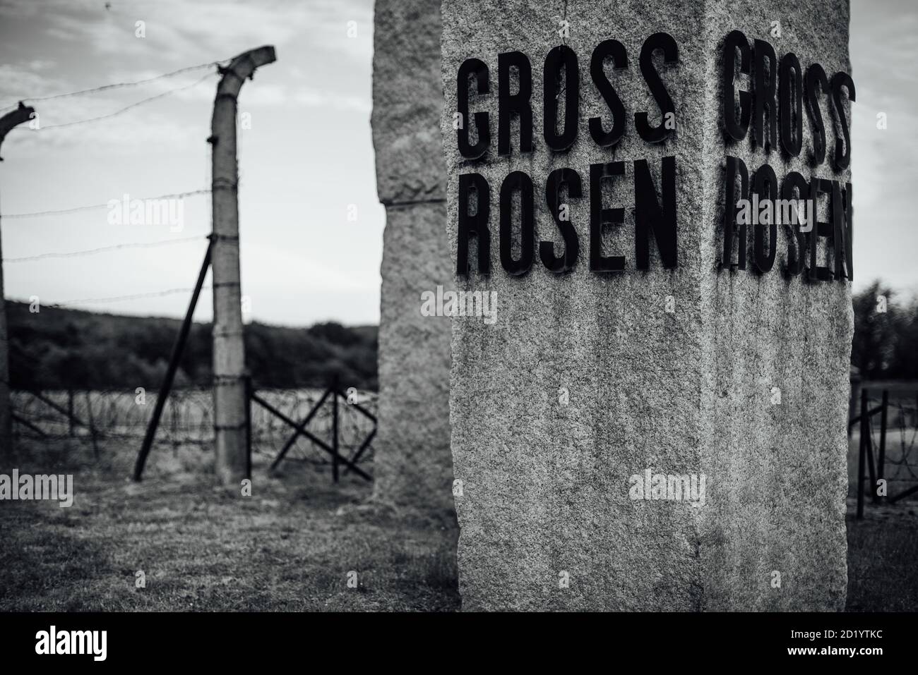 ROGOZNICA, POLOGNE - 31 JUILLET 2020. L'inscription sur le monument dans le camp allemand de concentration nazi Gross-Rosen. Banque D'Images