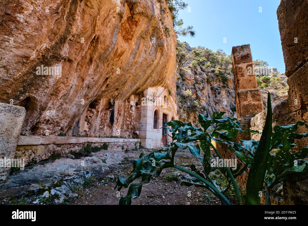 Église orthodoxe grotte de St Jean l'Hermite dans le monastère abandonné de  Katholiko dans la gorge d'Avlaki, péninsule d'Akrotiri, Chania, Crète,  Grèce foyer sélectif Photo Stock - Alamy