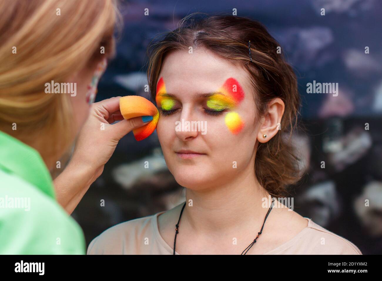 Fille A Mis Une Photo Sur Son Visage Maquillage De Peintures Sur Un Corps Pour Un Carnaval Une Femme Adulte Est Peinte Pour Une Fete D Anniversaire Portrait D Un Papillon Wi Photo Stock Fille A Mis Une Photo Sur Son Visage Maquillage De Peintures Sur Un Corps Pour Un Carnaval Une Femme Adulte Est Peinte Pour Une Fete D Anniversaire Portrait D Un Papillon Wi Photo Stock