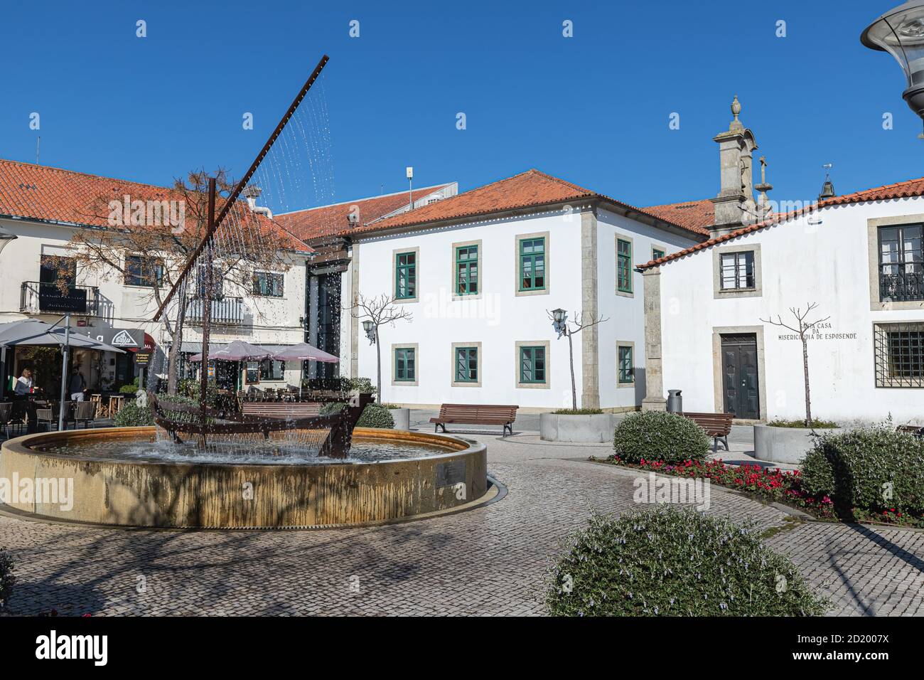 Esposende, Portugal - 21 février 2020 : ambiance de rue et architecture en face des bars et restaurants du centre historique de la ville en hiver Banque D'Images