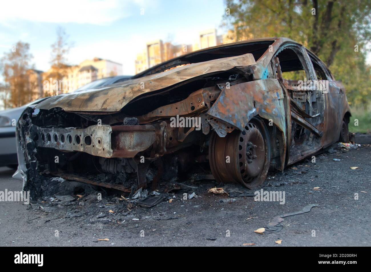 voiture brûlée dans un parking Banque D'Images