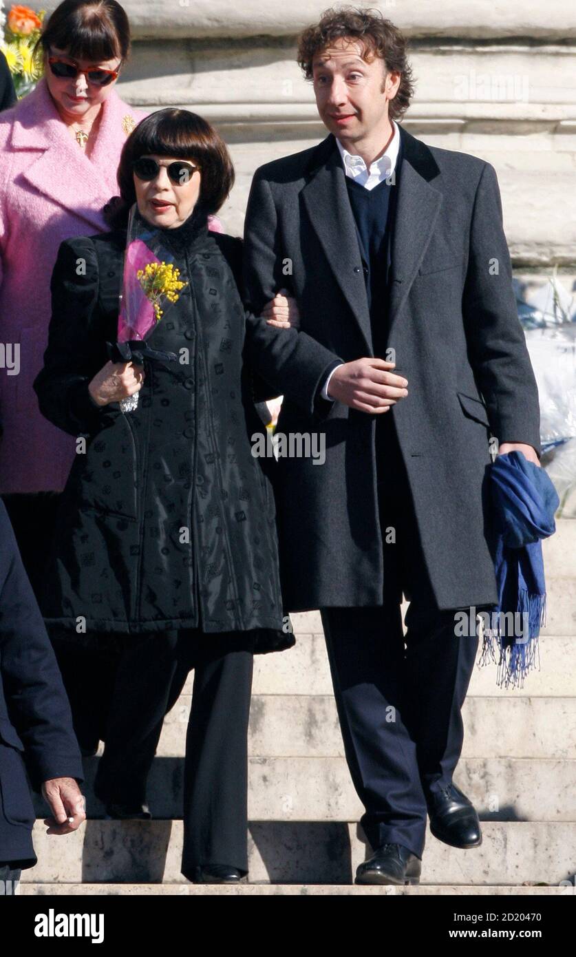 Photos Du Fils De Mireille Mathieu La chanteuse française Mireille Mathieu (L) et la journaliste de télévision  Stephane Bern quittent l'église de la Madeleine à la fin des funérailles du  chanteur français Henri Salvador à Paris le 16