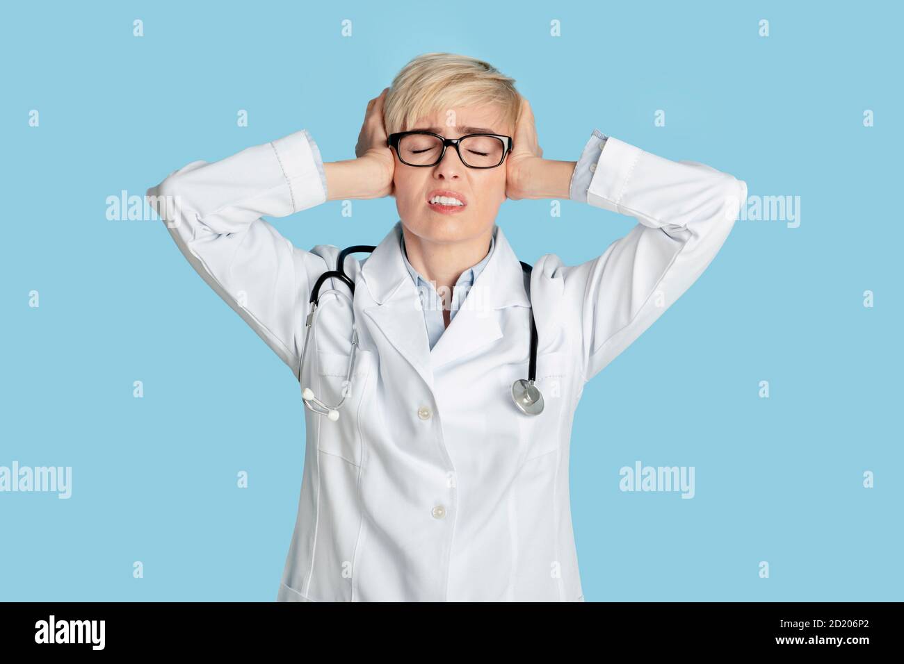 Problèmes médicaux, surtravail ou coronacrisis. Triste femme médecin en manteau blanc avec stéthoscope Banque D'Images