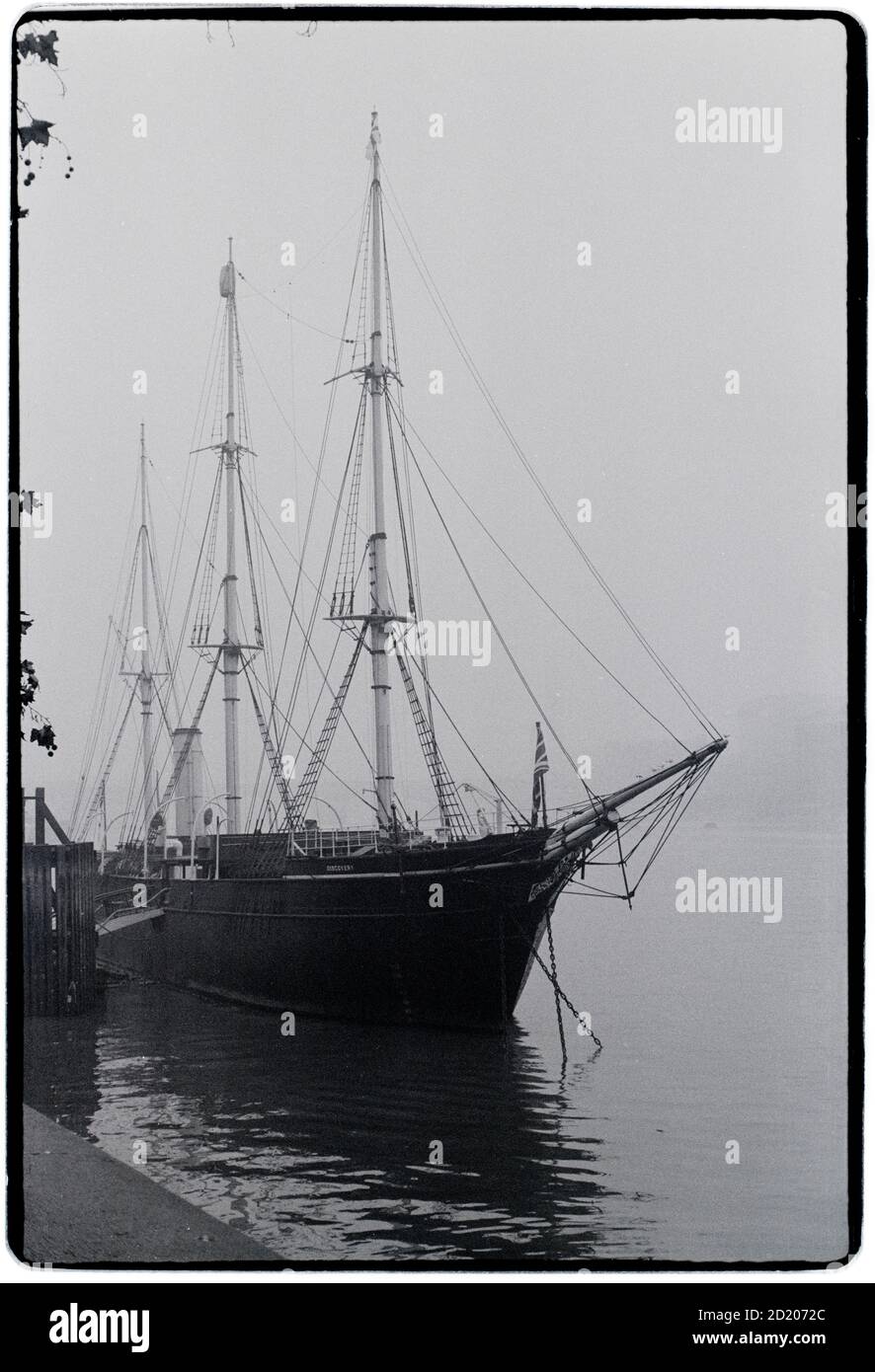 Londres vues dans la brume novembre 1968 la Tamise, Londres Angleterre dans des conditions brumeuses. Le capitaine Scotts expédie la découverte. Wikipedia: RRS Discovery est un navire à vapeur auxiliaire à bâbord construit pour la recherche en Antarctique, et lancé en 1901. Elle était le dernier navire traditionnel à trois mâts en bois à être construit au Royaume-Uni. Sa première mission a été l'expédition nationale britannique en Antarctique, transportant Robert Falcon Scott et Ernest Shackleton sur leur premier voyage, et très réussi, vers l'Antarctique, connu sous le nom d'expédition de découverte. Banque D'Images