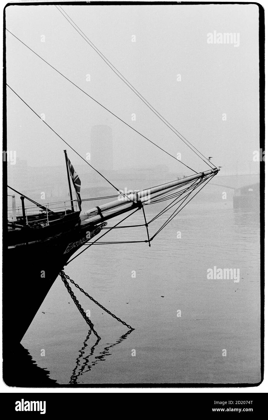 Londres vues dans la brume novembre 1968 la Tamise, Londres Angleterre dans des conditions brumeuses. Le capitaine Scotts expédie la découverte. Wikipedia: RRS Discovery est un navire à vapeur auxiliaire à bâbord construit pour la recherche en Antarctique, et lancé en 1901. Elle était le dernier navire traditionnel à trois mâts en bois à être construit au Royaume-Uni. Sa première mission a été l'expédition nationale britannique en Antarctique, transportant Robert Falcon Scott et Ernest Shackleton sur leur premier voyage, et très réussi, vers l'Antarctique, connu sous le nom d'expédition de découverte. Banque D'Images