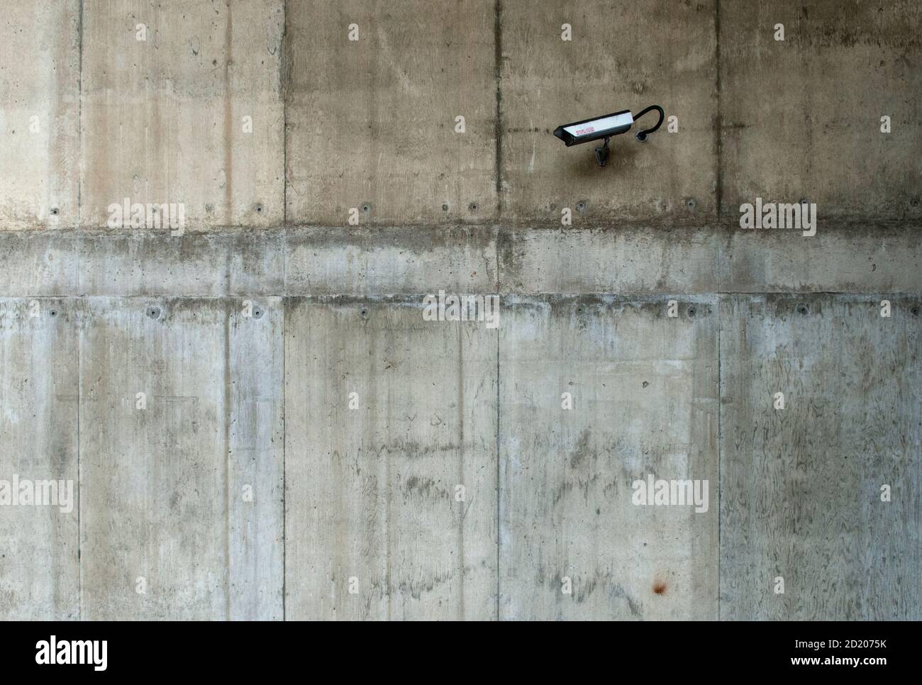 Une seule caméra CCTV sur le mur extérieur en béton d'UN Bâtiment Banque D'Images