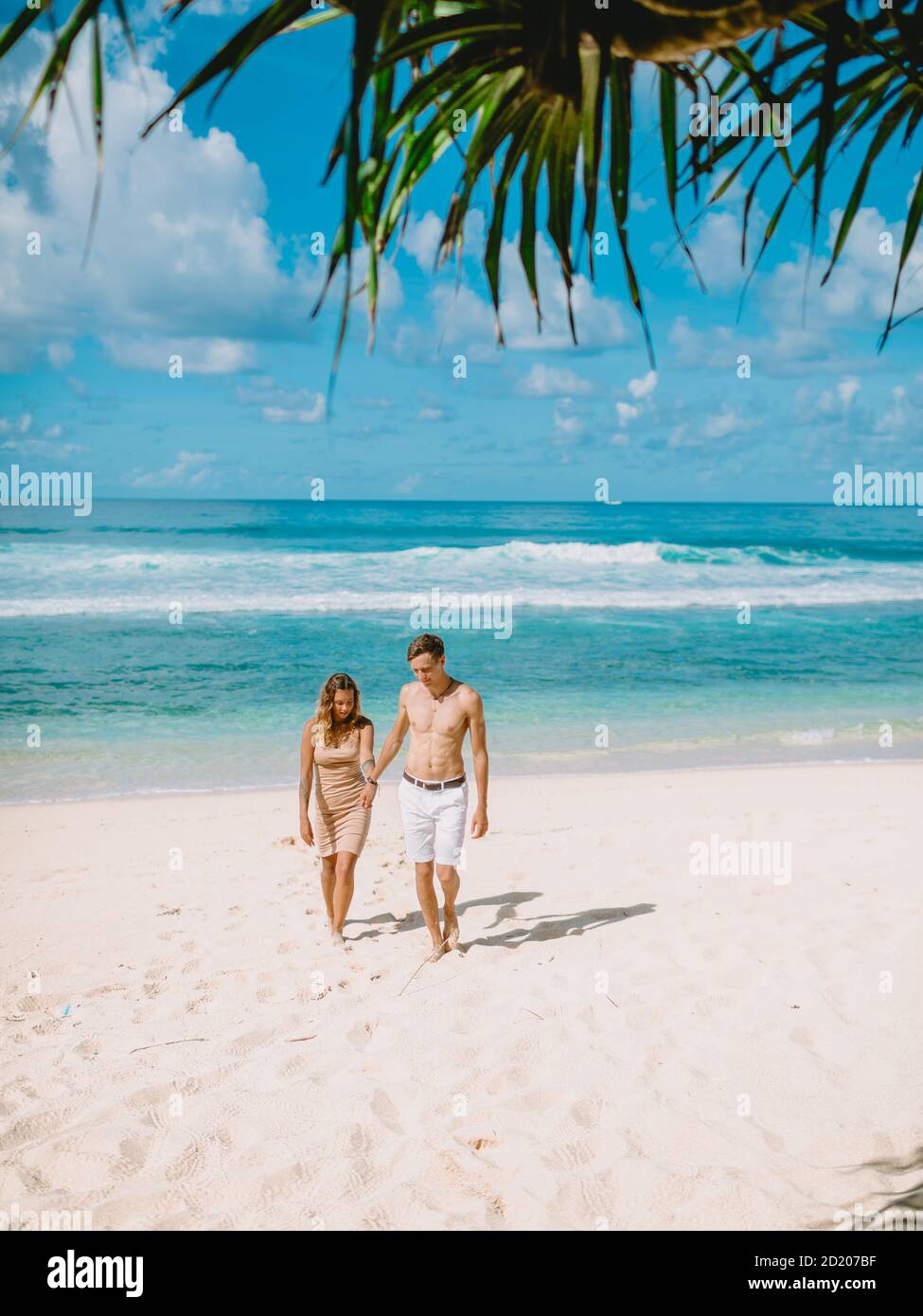 28 janvier 2020. Bali, Indonésie. Couple heureux à la plage tropicale de  l'océan. Lune de miel dans l'île paradisiaque Photo Stock - Alamy