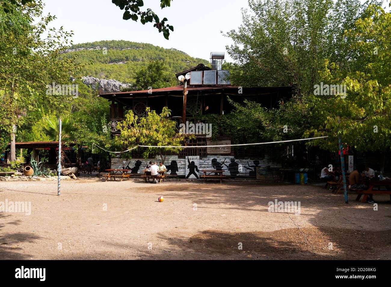 Olimpos, Antalya/Turquie-septembre 27 2020: Terrain de volley-ball dans les maisons arborescentes de Kadir Banque D'Images