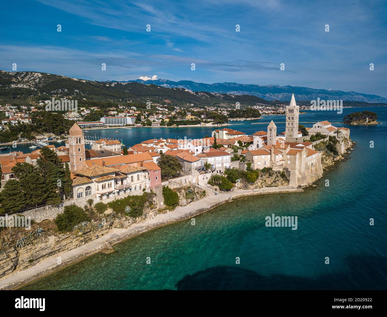 Vue aérienne de la vieille ville de Rab, Croatie, mer Adriatique. Vieille ville entourée par la mer Adriatique. Banque D'Images