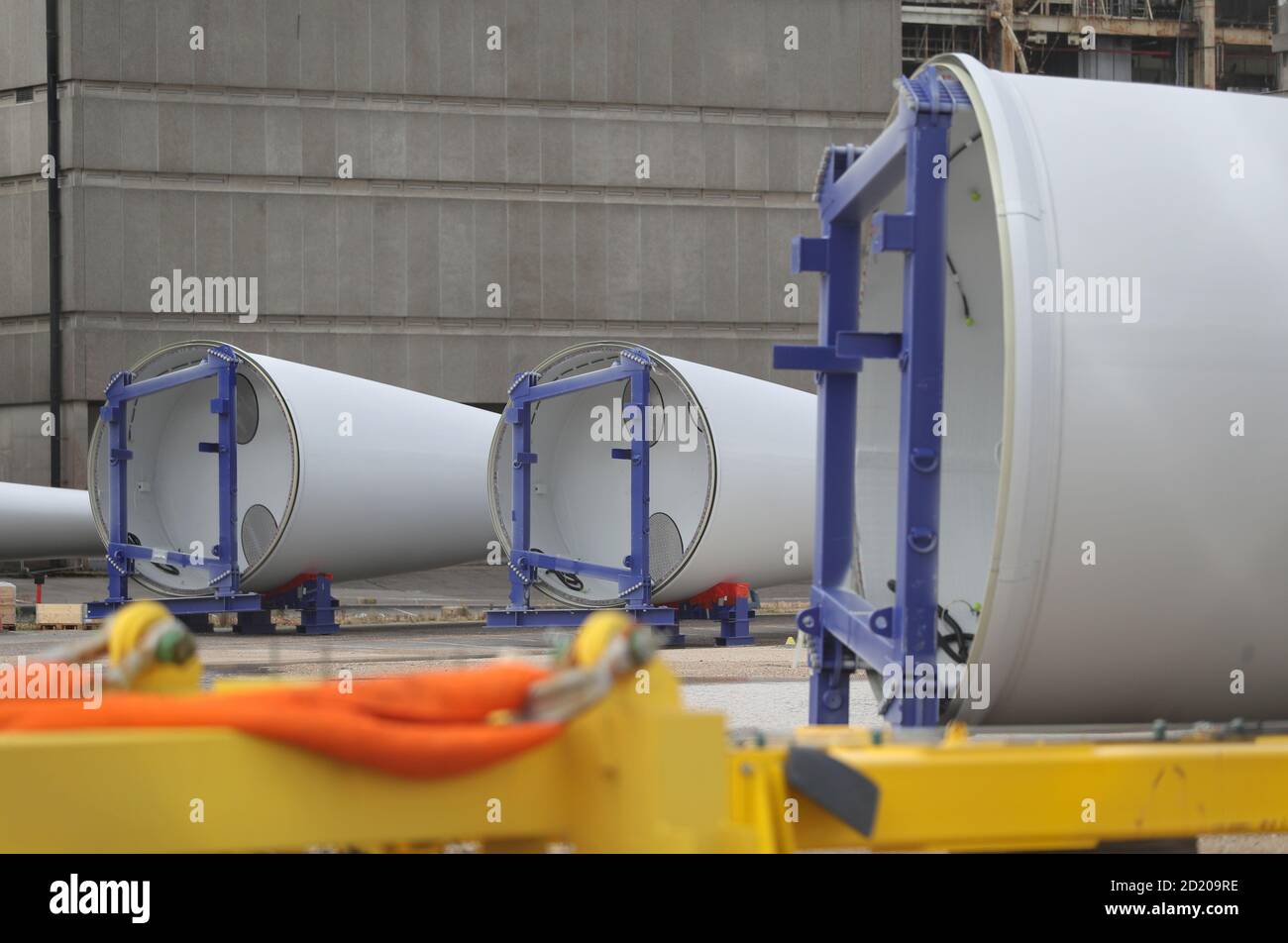 Les pales des éoliennes sont stockées dans les installations de peinture et de logistique de MHI Vestas, à la centrale électrique désutilisée de Fawley, dans le Hampshire. Chaque foyer du pays sera alimenté par le vent offshore dans les 10 ans, a déclaré Boris Johnson à la conférence conservatrice en promettant une révolution industrielle verte qui créera des centaines de milliers d'emplois. Banque D'Images