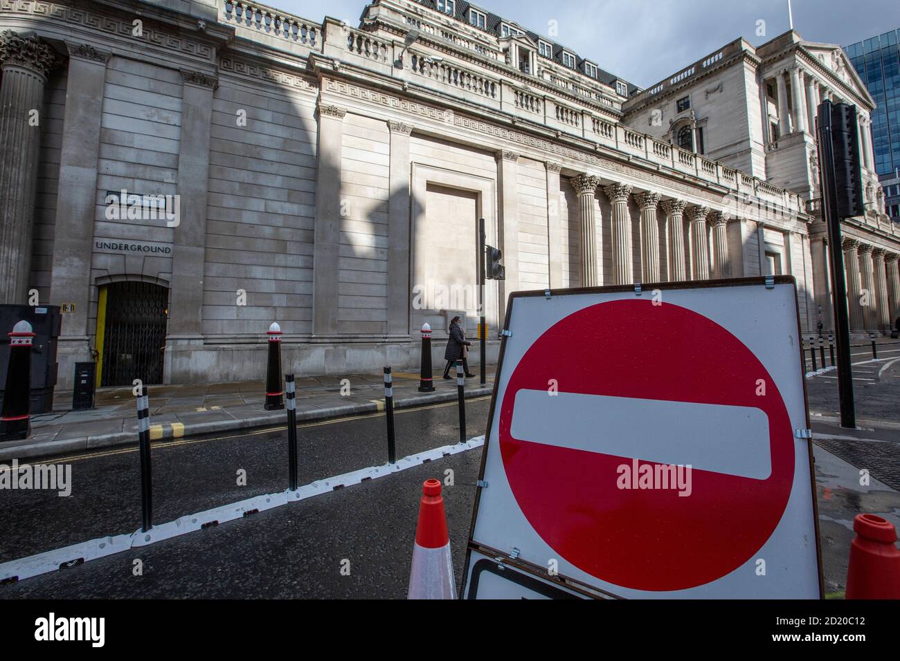 Déviation de la route à Bank Junction, au cœur de la City de Londres, n'entraînant aucune entrée de véhicules à la Bank of England ou à la Royal Exchange, Londres, Angleterre Banque D'Images